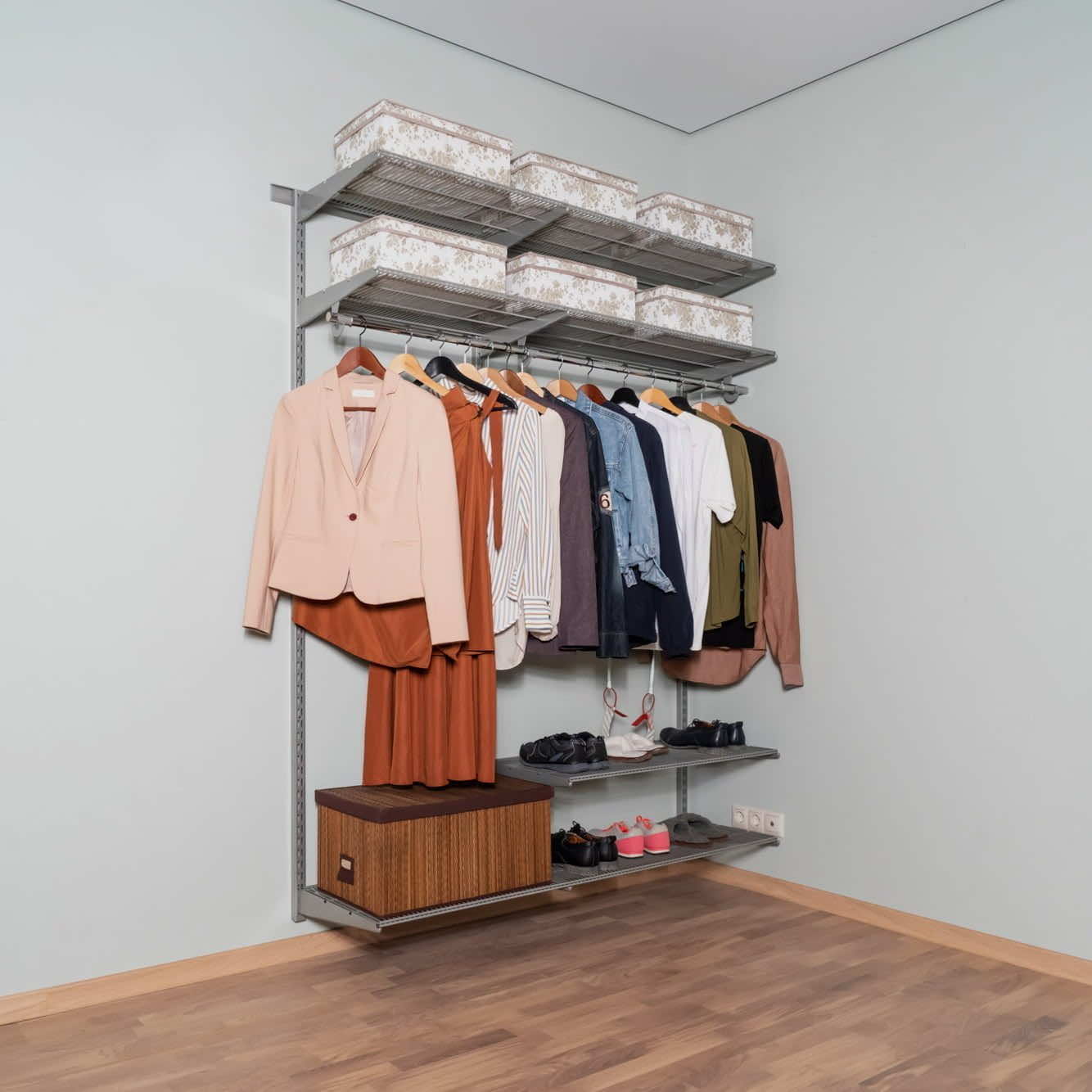 Гардеробная система №10 в сером — спокойный тон и сбалансированная организация