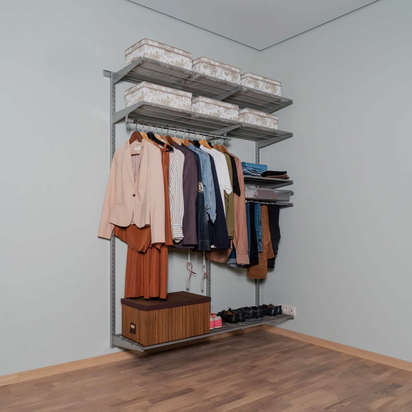 Гардеробная система №13 в сером — решение, подчеркивающее аккуратность и практичность