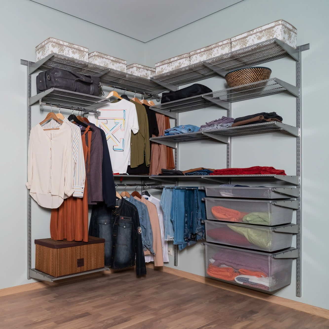 Гардеробная система №14 в сером оттенке — структурированное и спокойное интерьерное решение