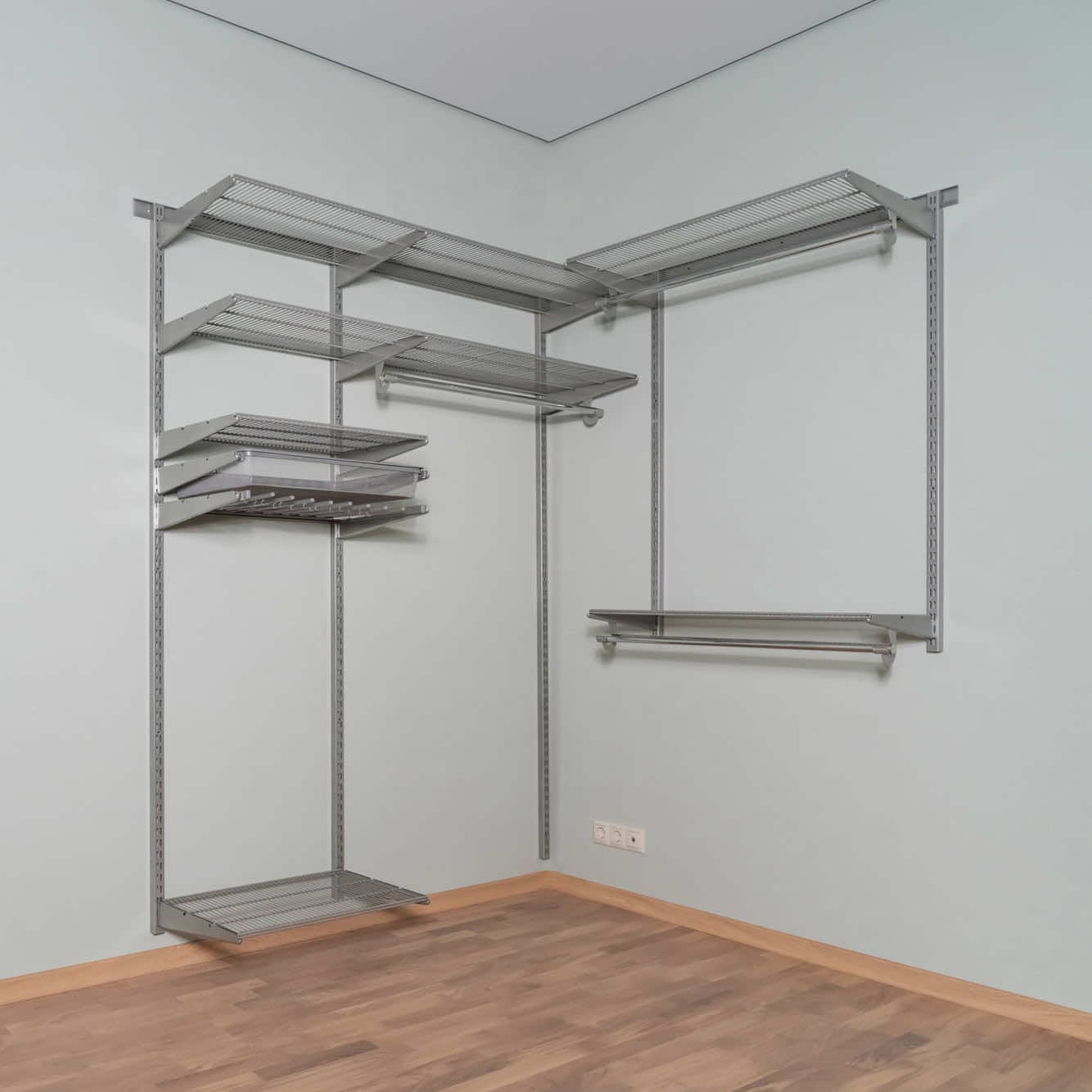 Гардеробная система №19 в сером — мягкая визуальная подача и продуманные секции