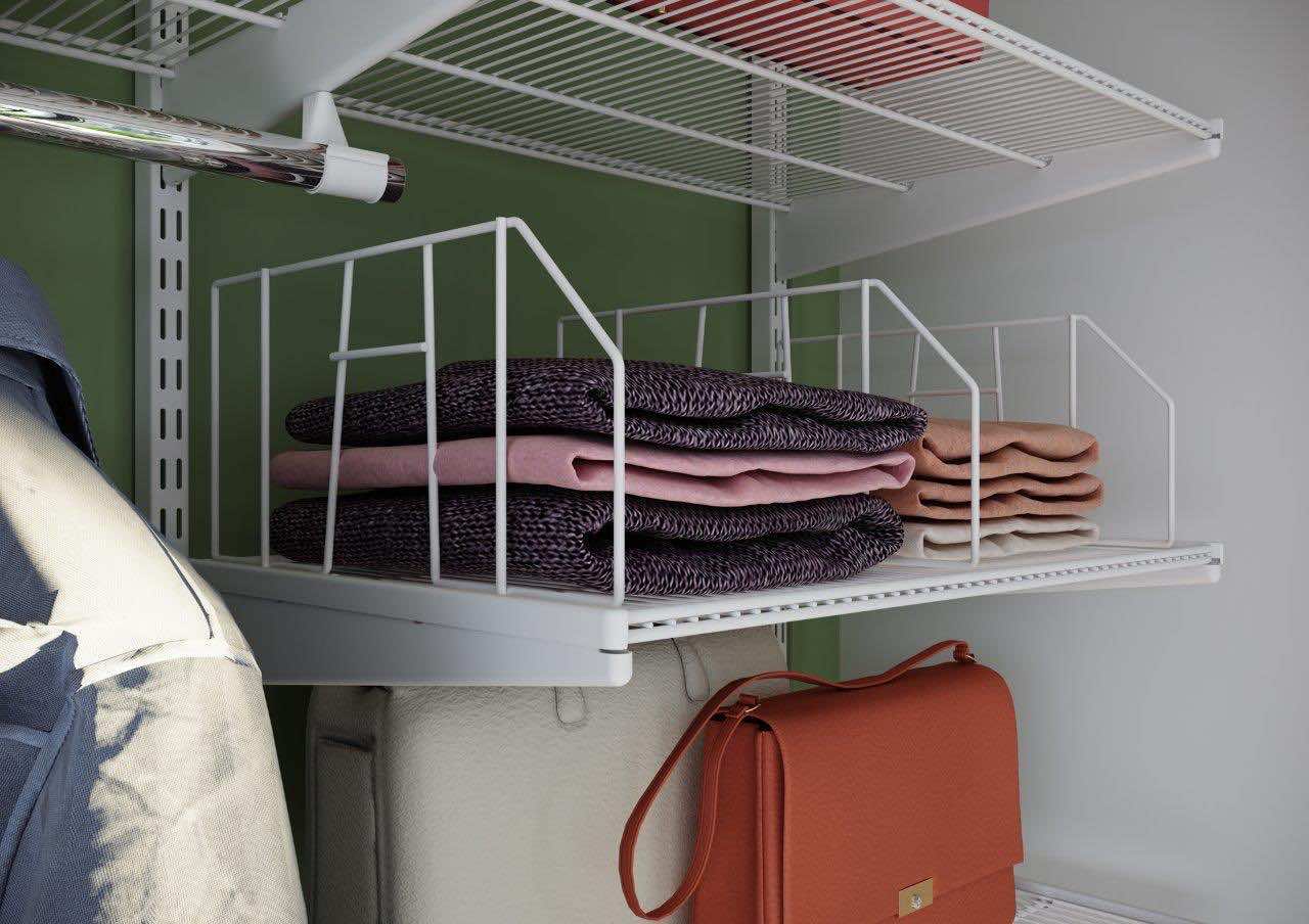 Прихожая в современном стиле со светлым деревом и сетчатыми элементами — встроенная система хранения для прихожей и гостиной