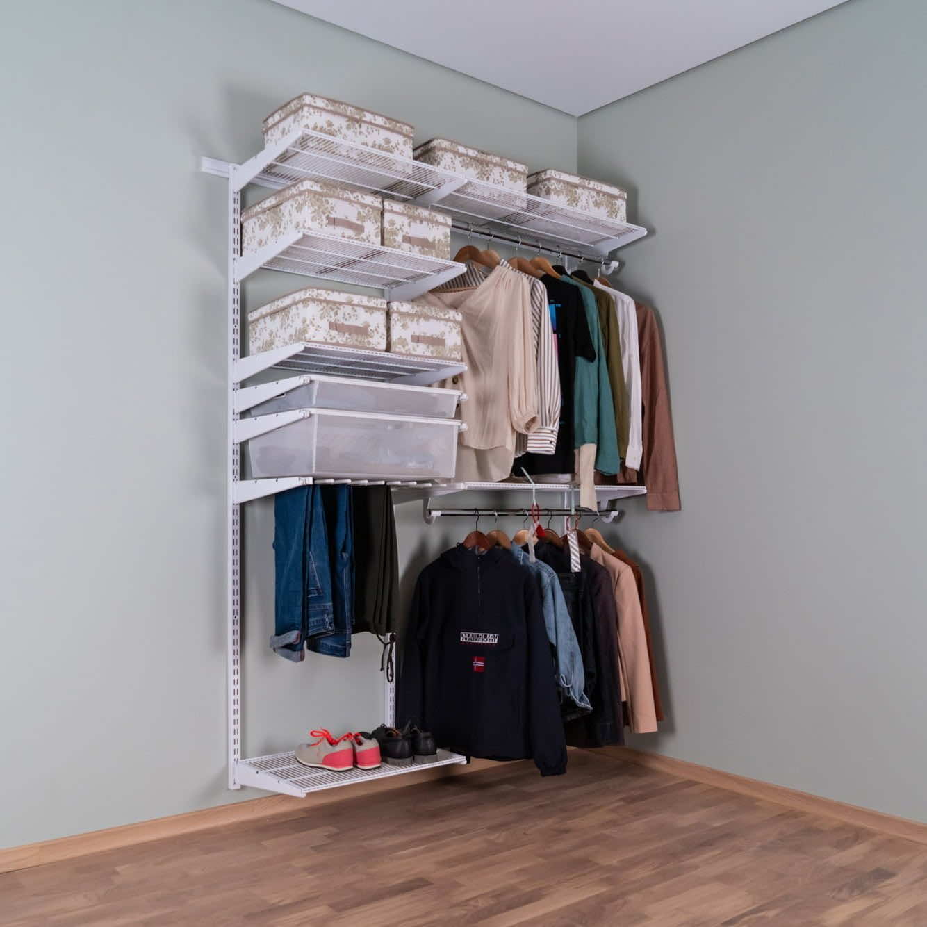 Прямая гардеробная система №2: белая окрашенная сталь, архитектурная чёткость и удобный доступ