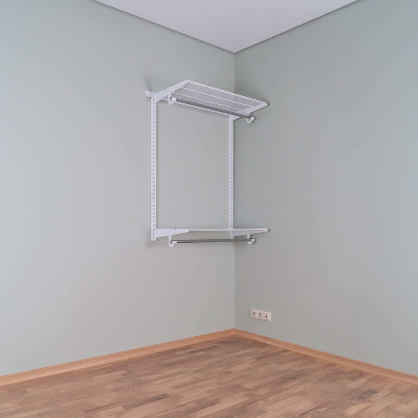 Гардеробная система №7: белая окрашенная сталь, аккуратная линейная структура