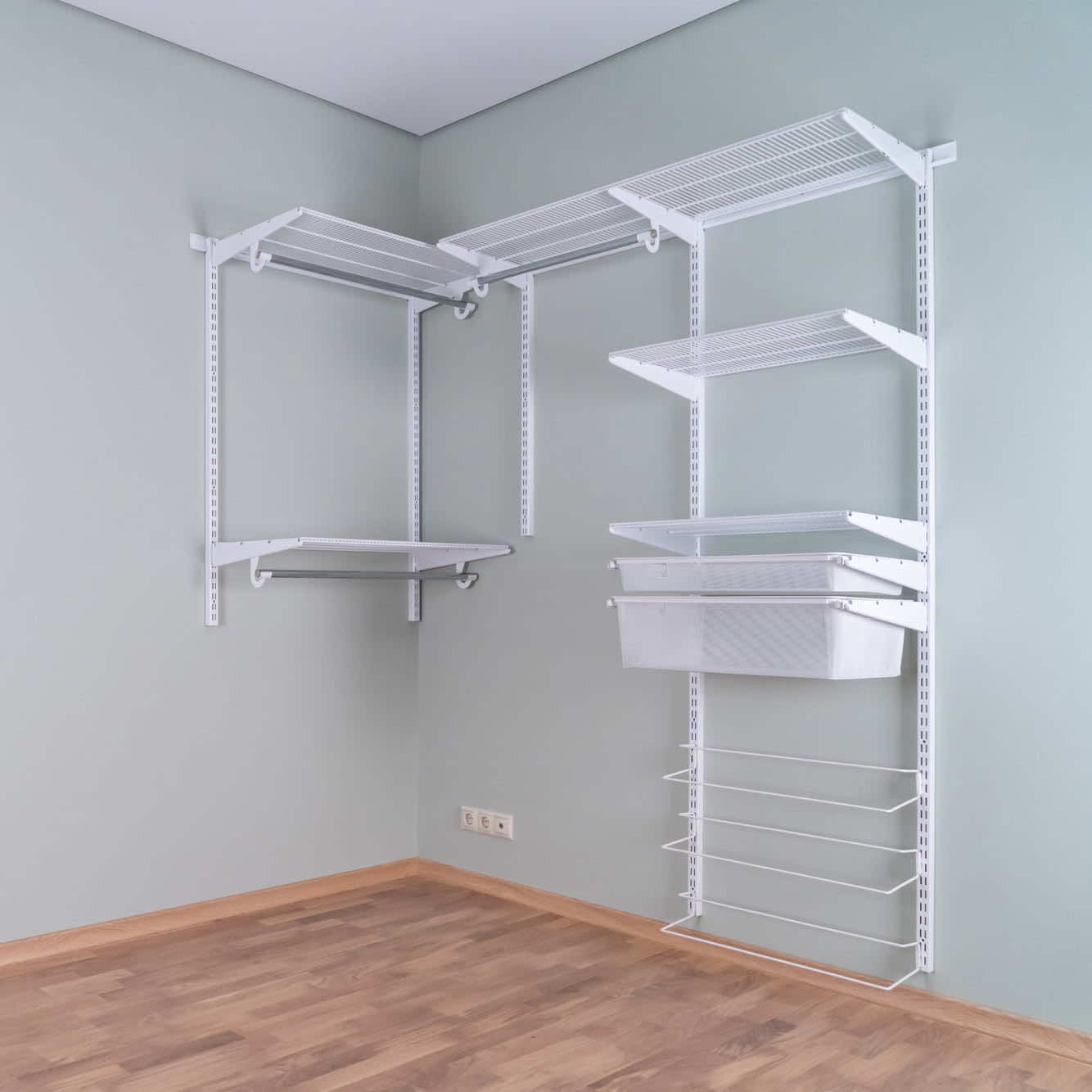 Гардеробная система №8: строгая белая окрашенная сталь, максимальная практичность