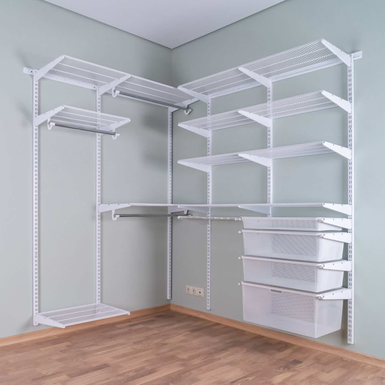 Гардеробная система №14 — белая архитектура хранения с визуально лёгким силуэтом