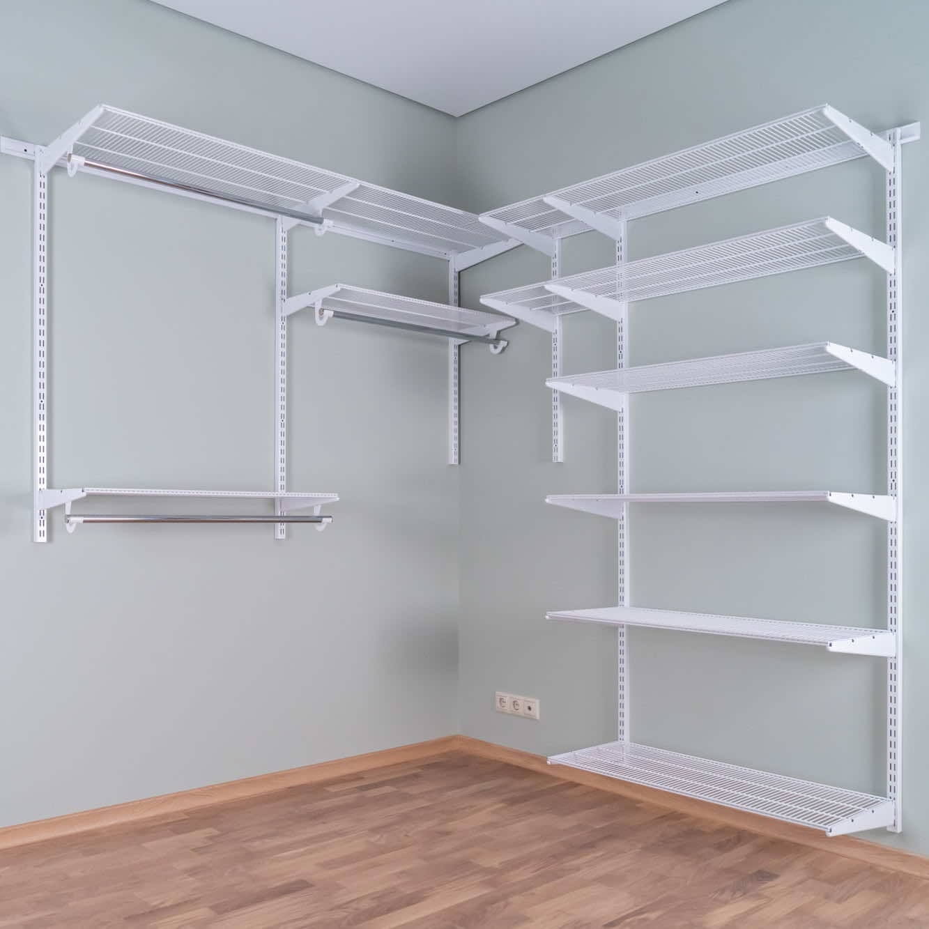 Гардеробная система №16 — белый вариант, который визуально расширяет пространство