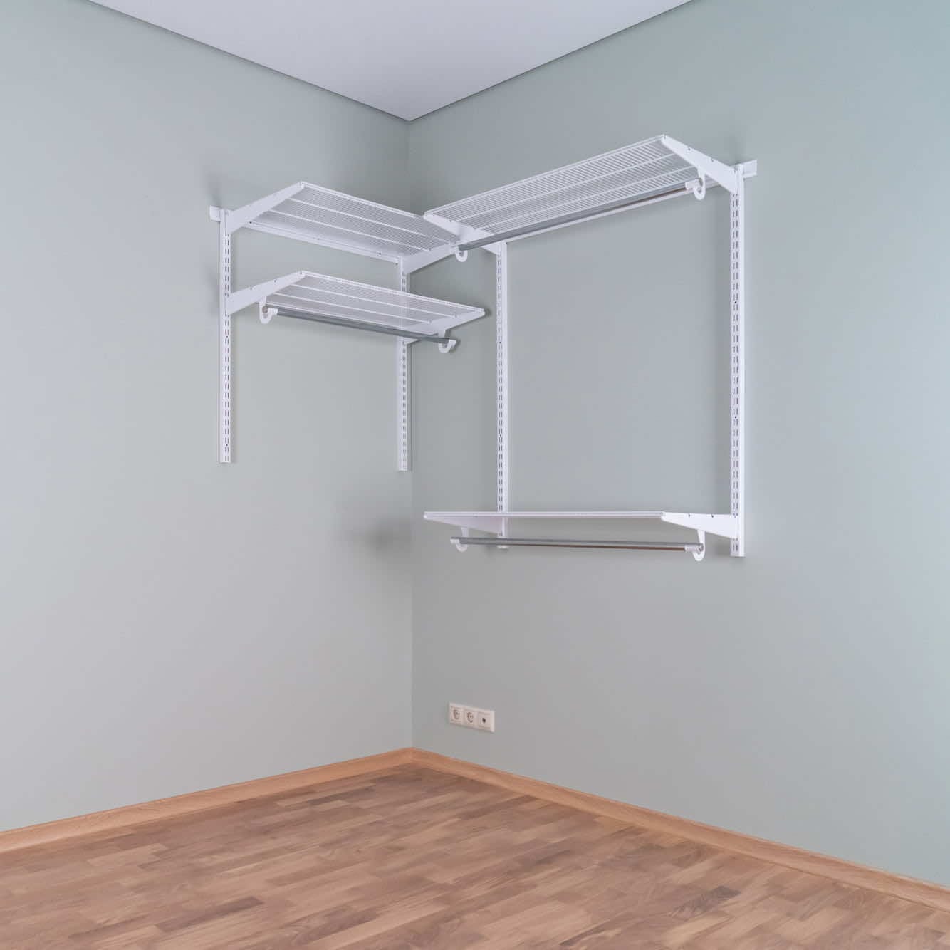 Гардеробная система №18 — белое решение с оптимизированной глубиной модулей