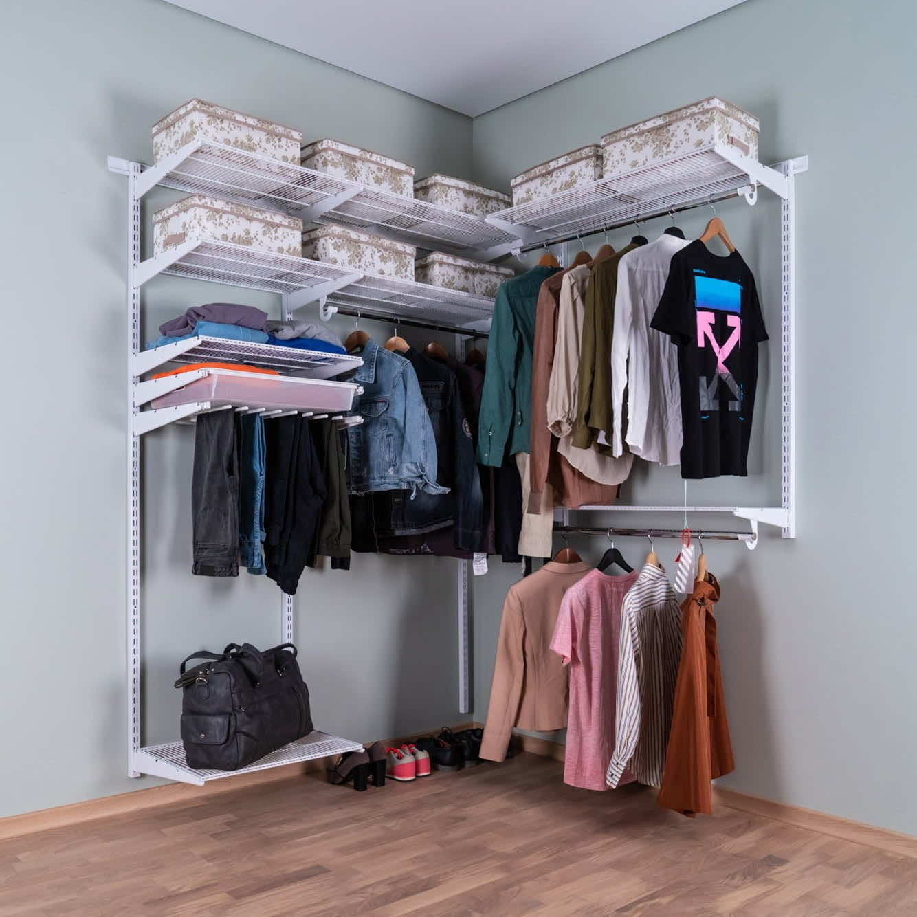 Гардеробная система №19 — светлая конструкция, подчёркивающая аккуратность помещения
