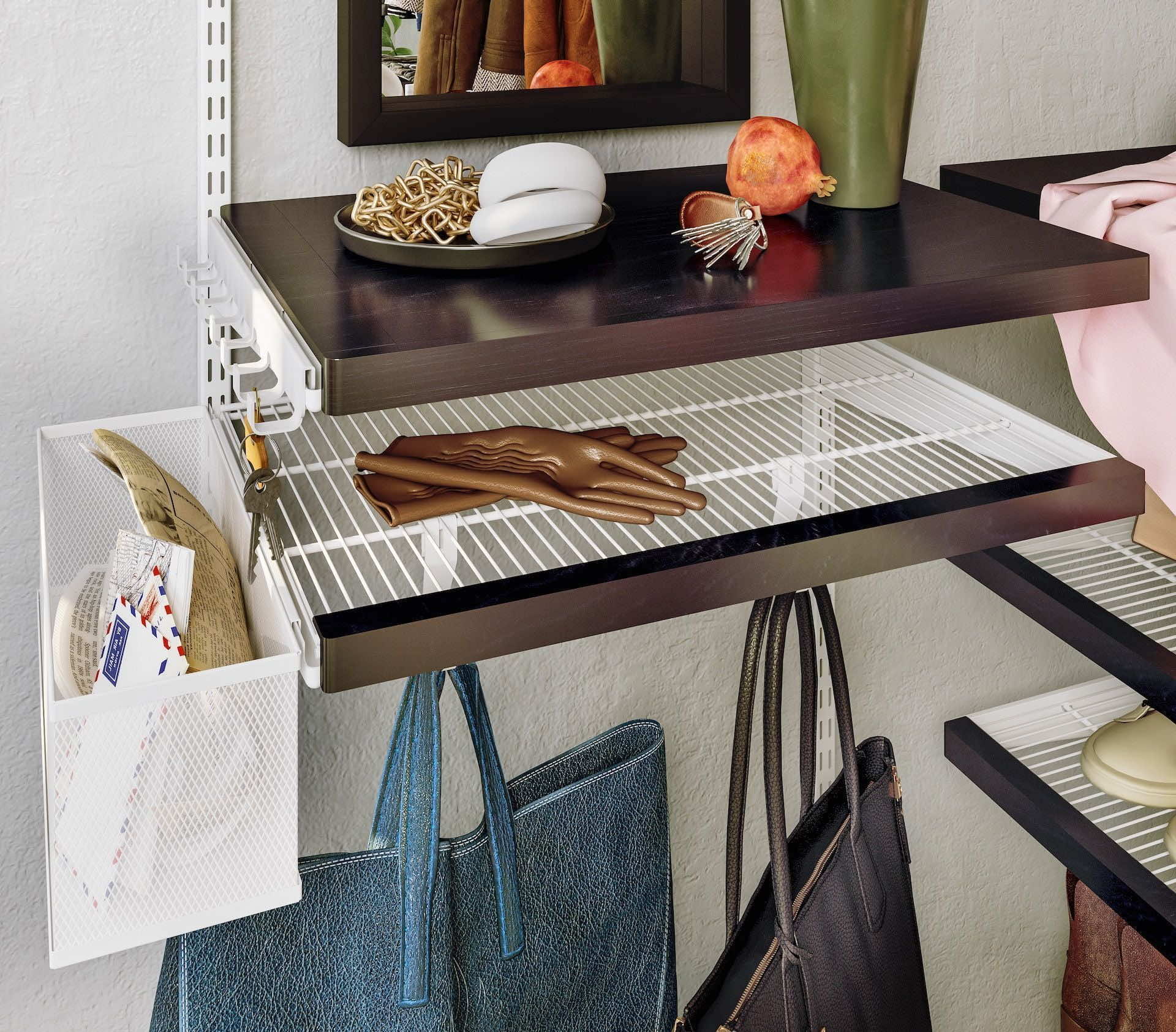 Прихожая с перегородкой — решение для зонирования входной группы и размещения вещей