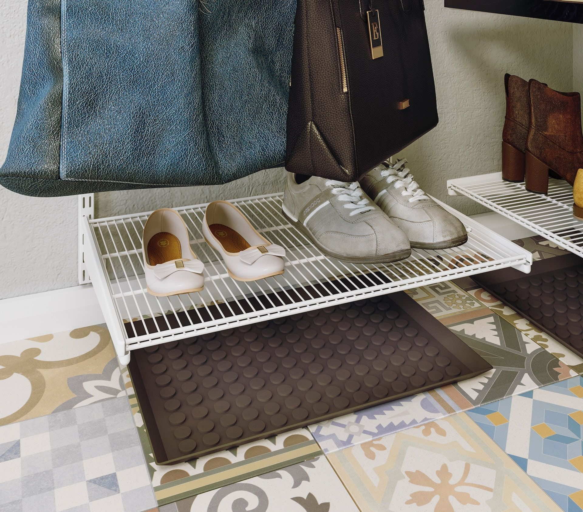 Прихожая с перегородкой — решение для зонирования входной группы и размещения вещей