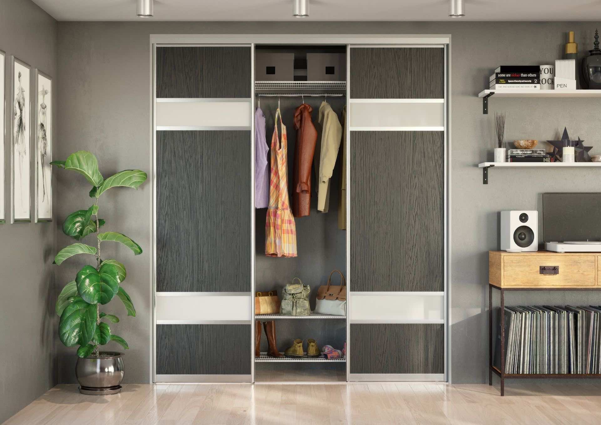 Гардеробная в нише с дверями-купе «Венге» — современная система хранения с проволочными полками и корзинами