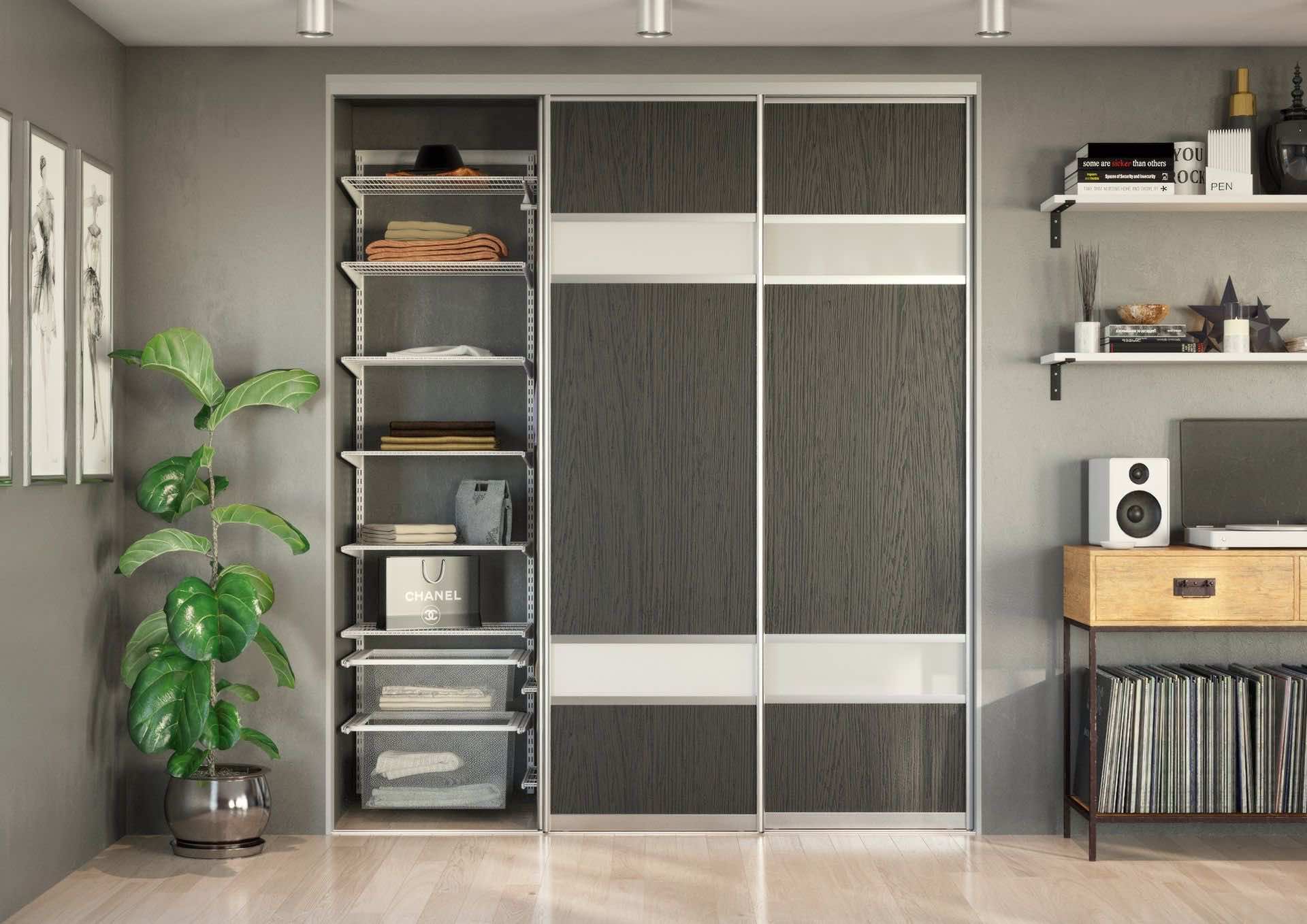 Гардеробная в нише с дверями-купе «Венге» — современная система хранения с проволочными полками и корзинами