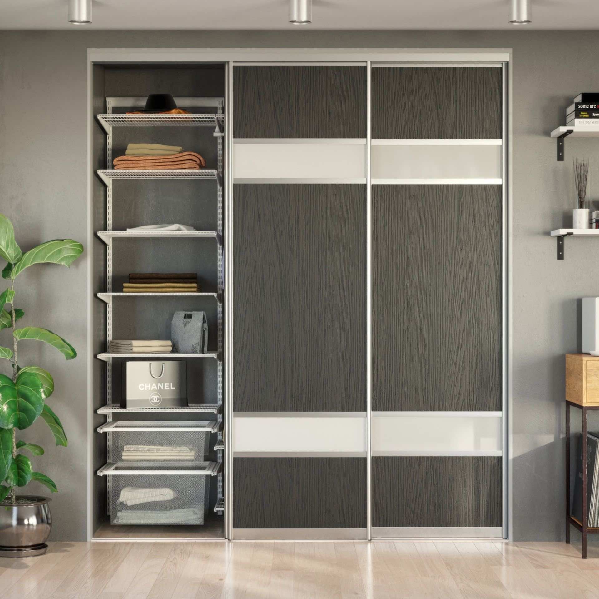 Гардеробная в нише с дверями-купе «Венге» — современная система хранения с проволочными полками и корзинами