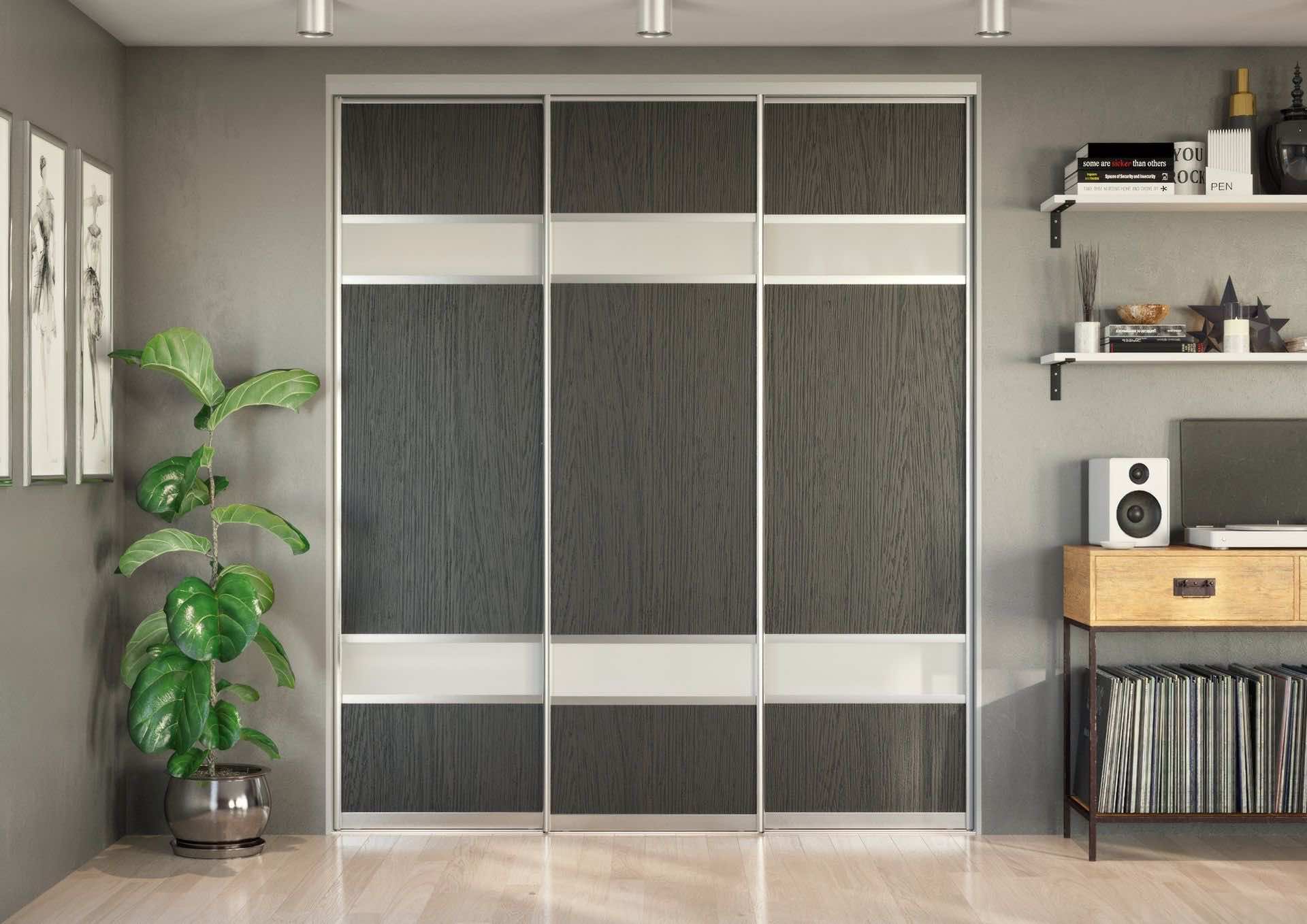 Гардеробная в нише с дверями-купе «Венге» — современная система хранения с проволочными полками и корзинами