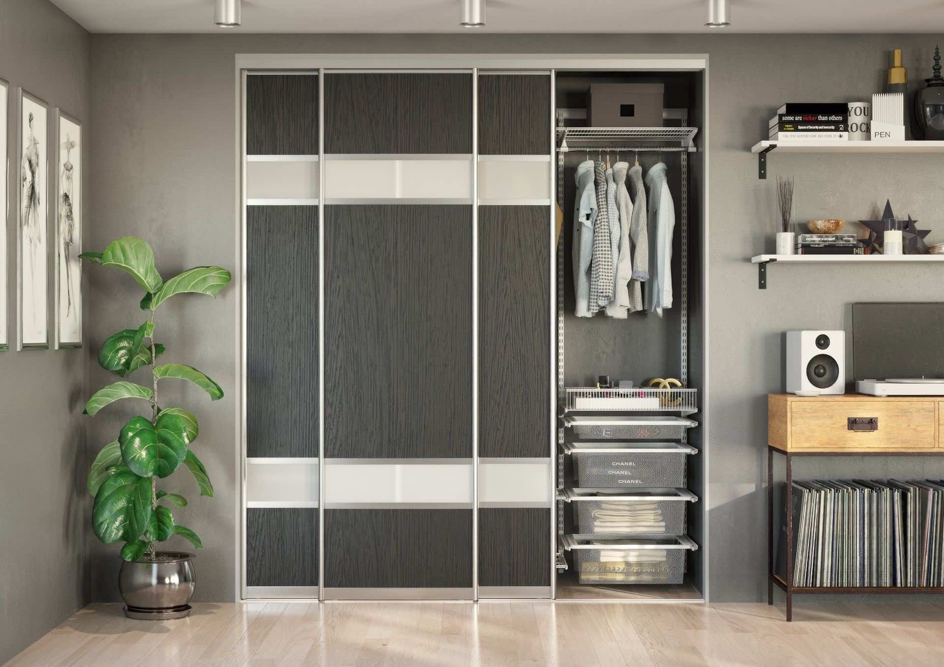 Гардеробная в нише с дверями-купе «Венге» — современная система хранения с проволочными полками и корзинами