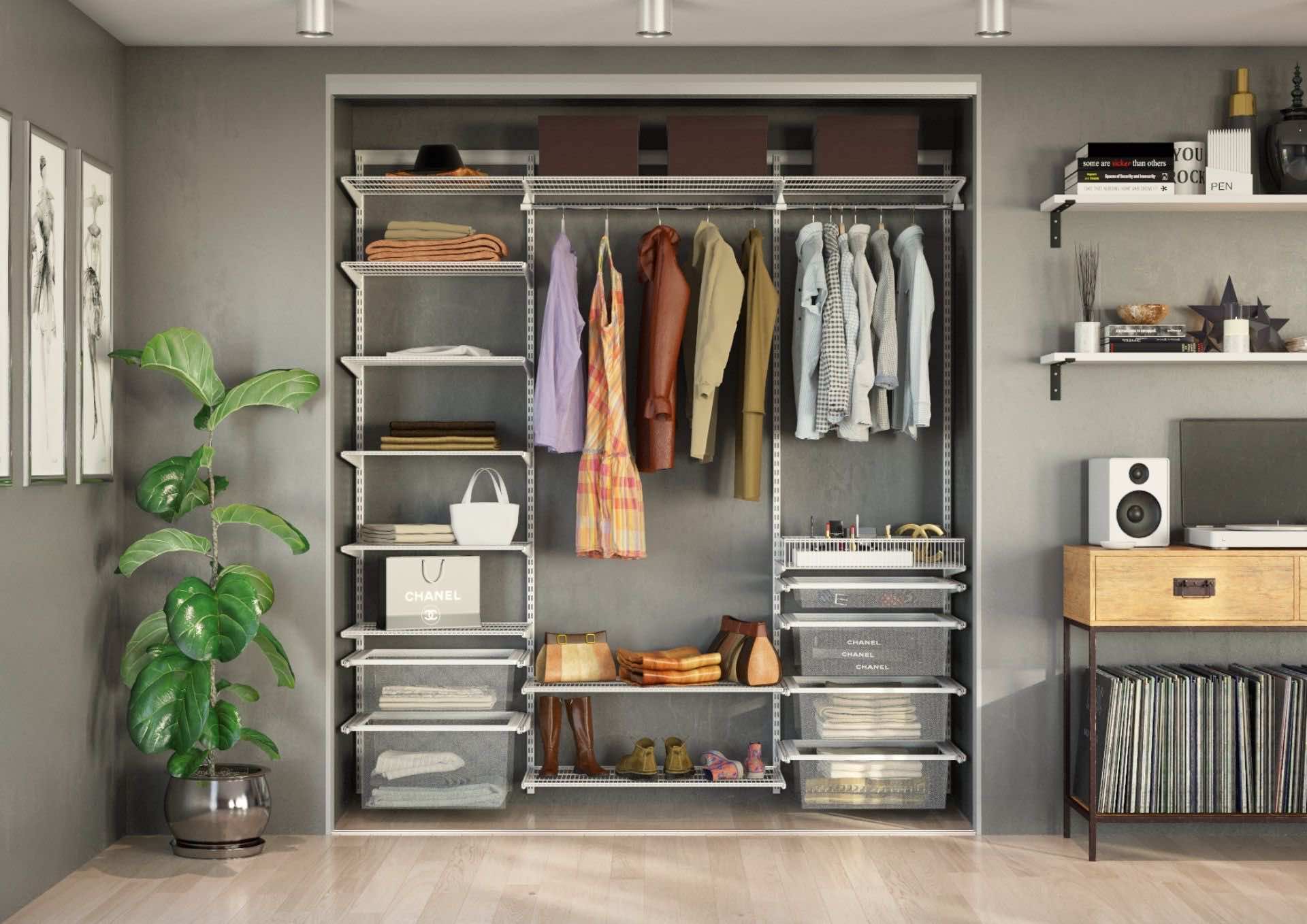 Гардеробная в нише с дверями-купе «Венге» — современная система хранения с проволочными полками и корзинами