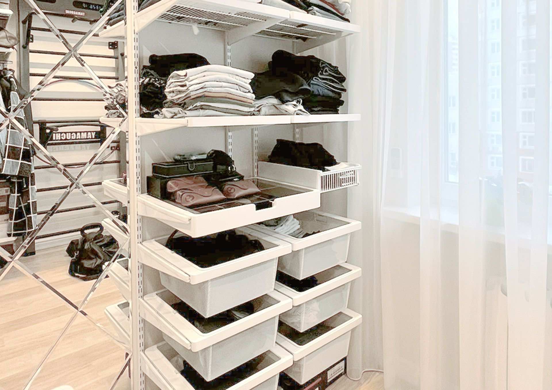 Гардеробная в белом декоре — светлая система хранения