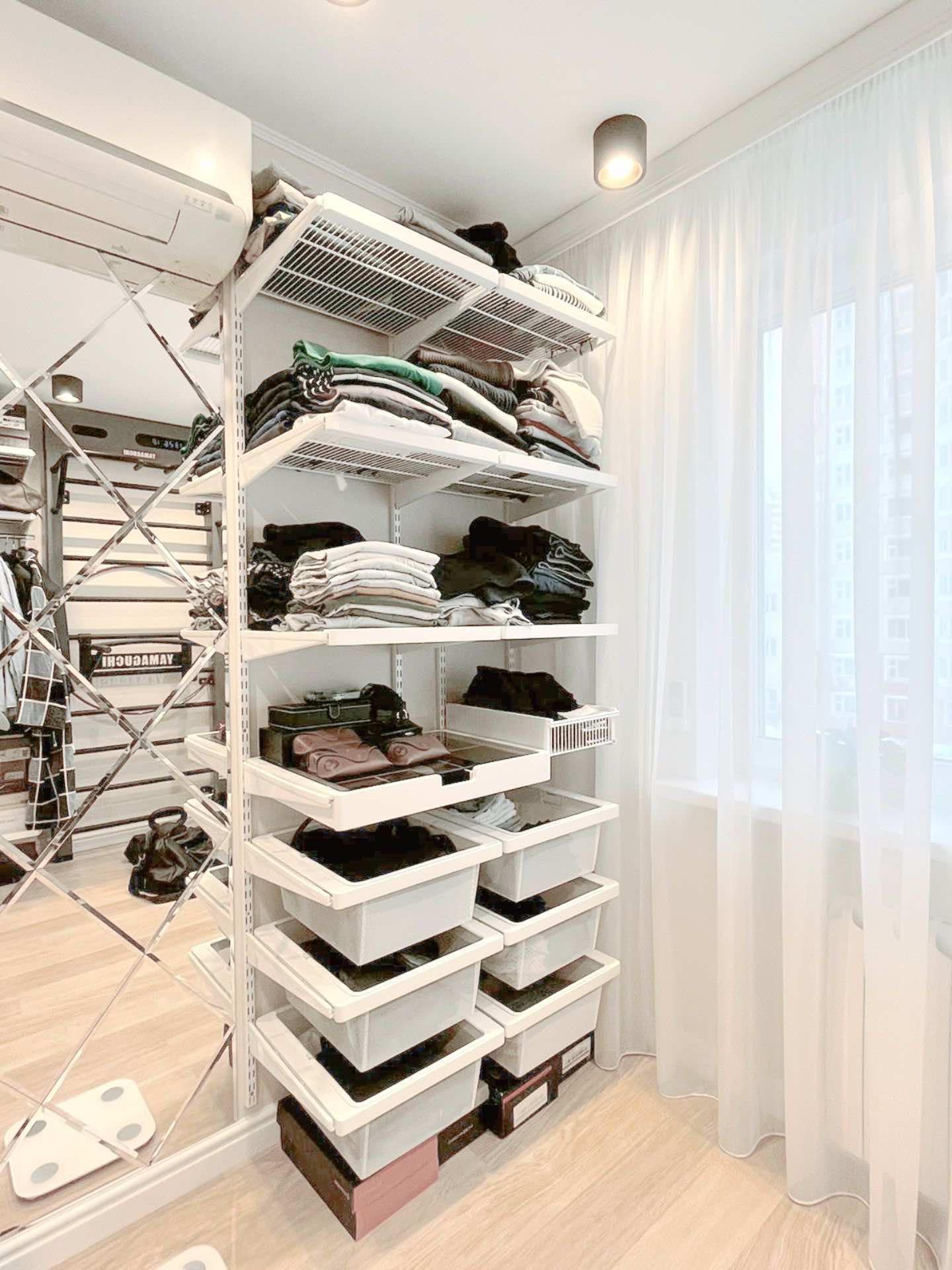 Гардеробная в белом декоре — светлая система хранения