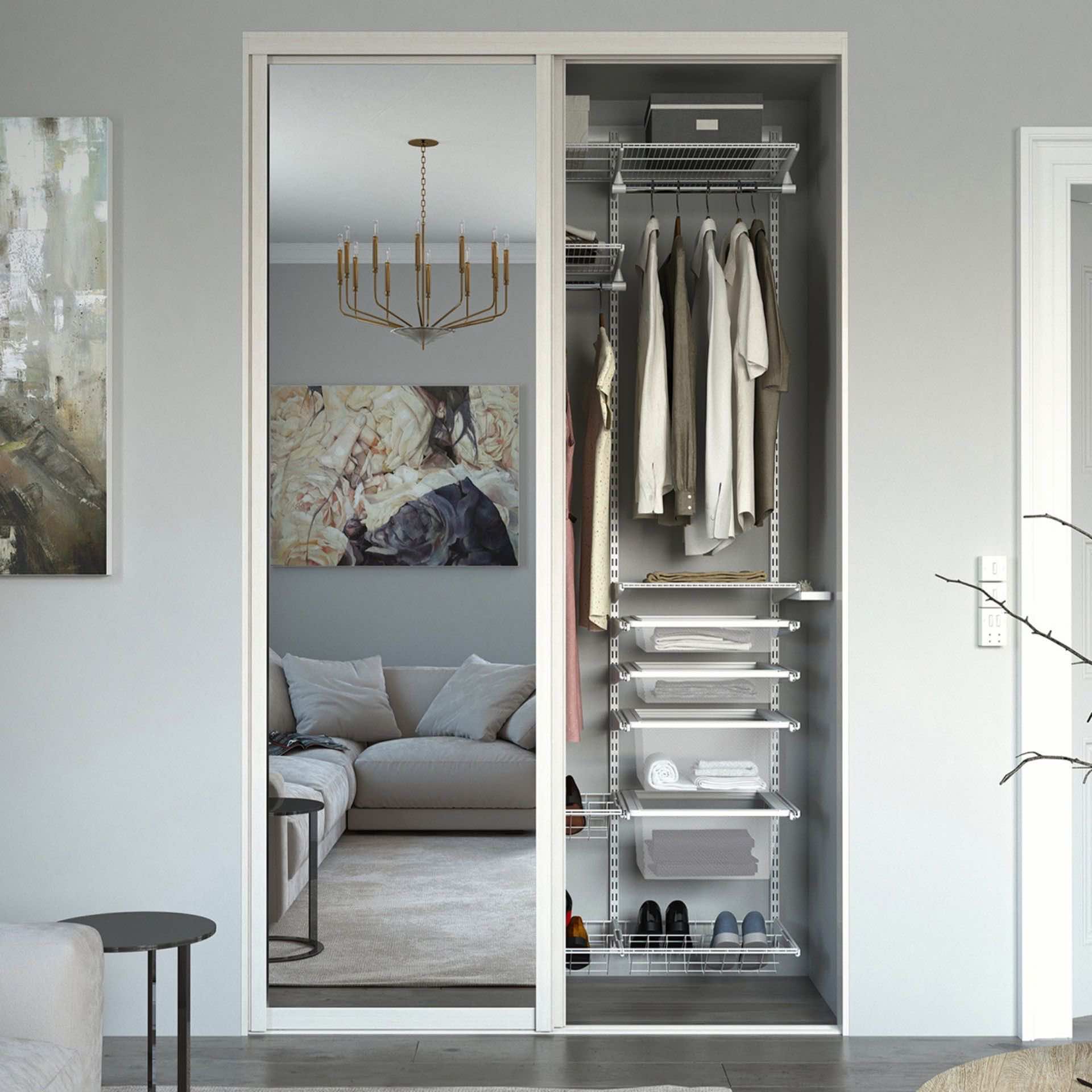 Встроенный шкаф-купе в нише с зеркальными дверями — универсальное решение для хранения