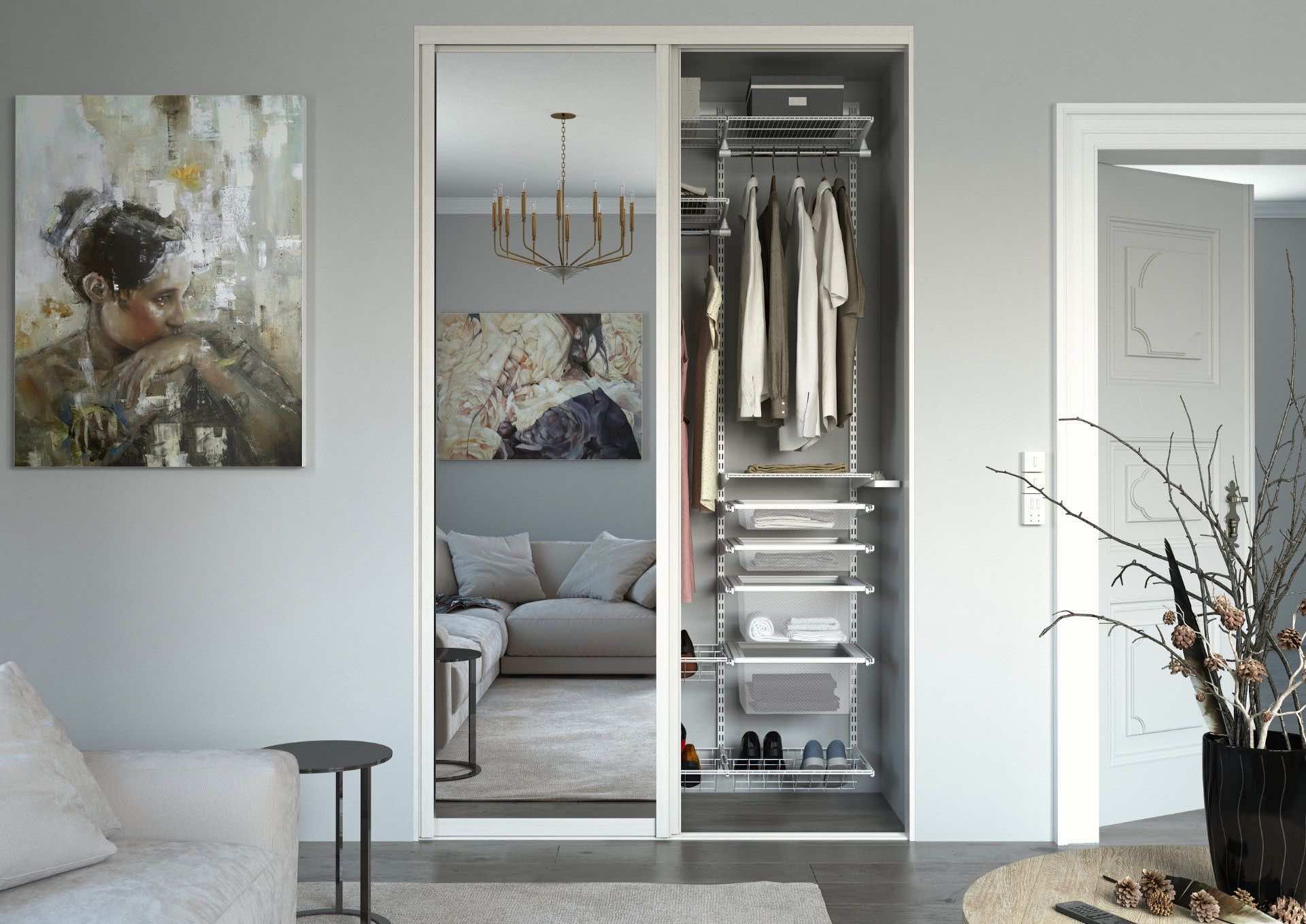 Встроенный шкаф-купе в нише с зеркальными дверями — универсальное решение для хранения