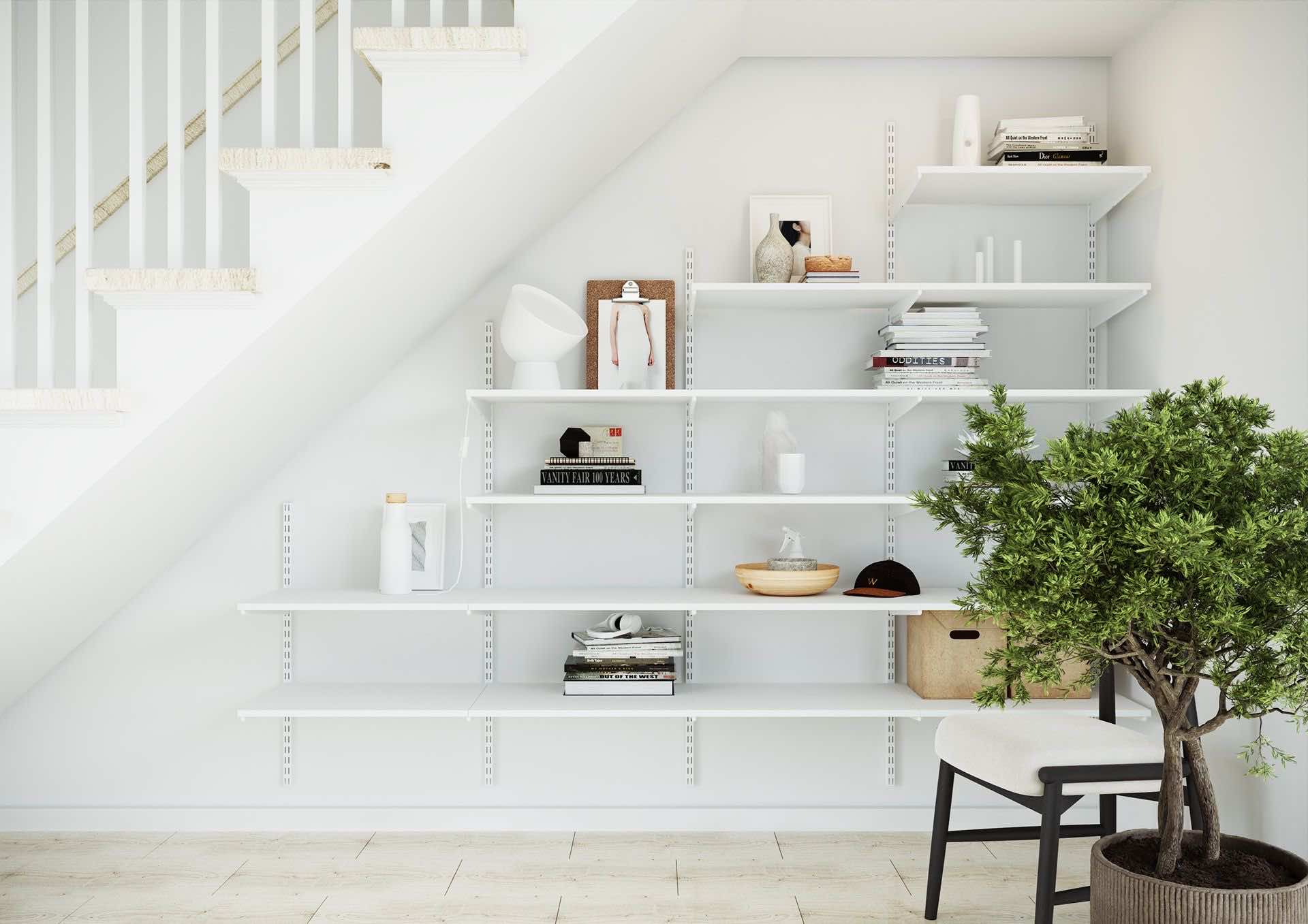 Система полок под лестницей — использование сложной зоны для удобного размещения вещей