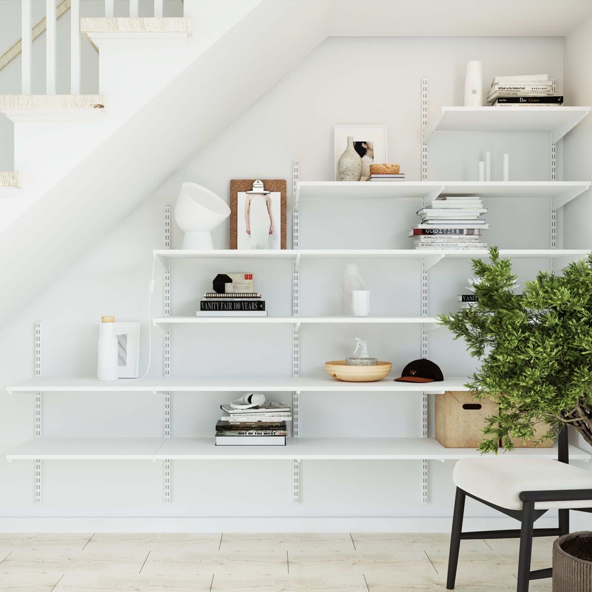 Система полок под лестницей — использование сложной зоны для удобного размещения вещей