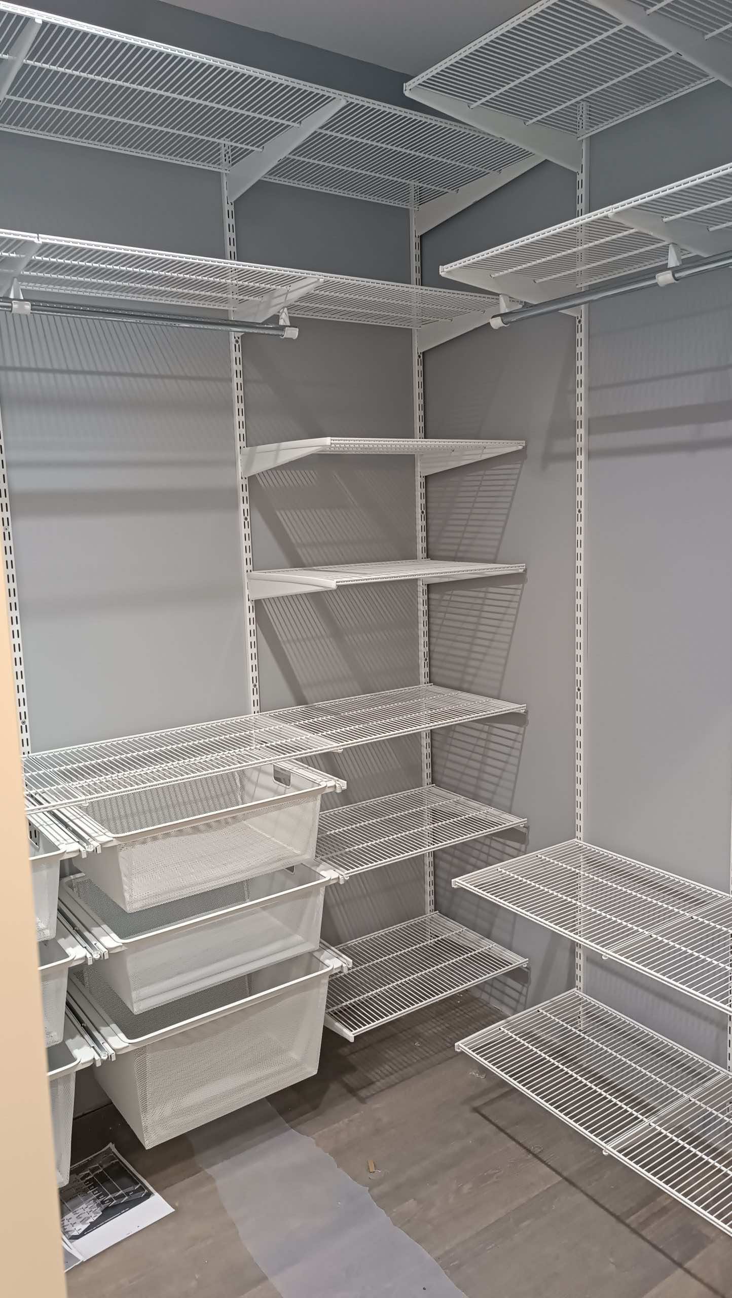 П-образная гардеробная с сетчатыми полками и корзинами — установка за 3 дня