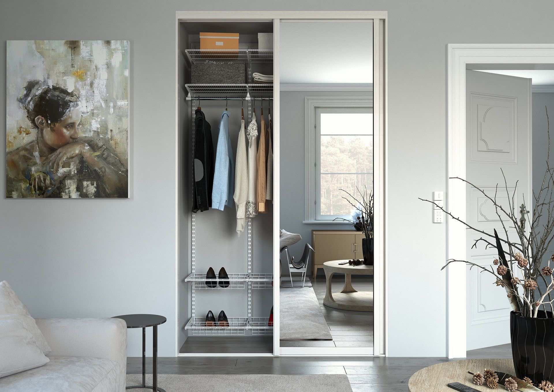 Встроенный шкаф-купе в нише с зеркальными дверями — универсальное решение для хранения