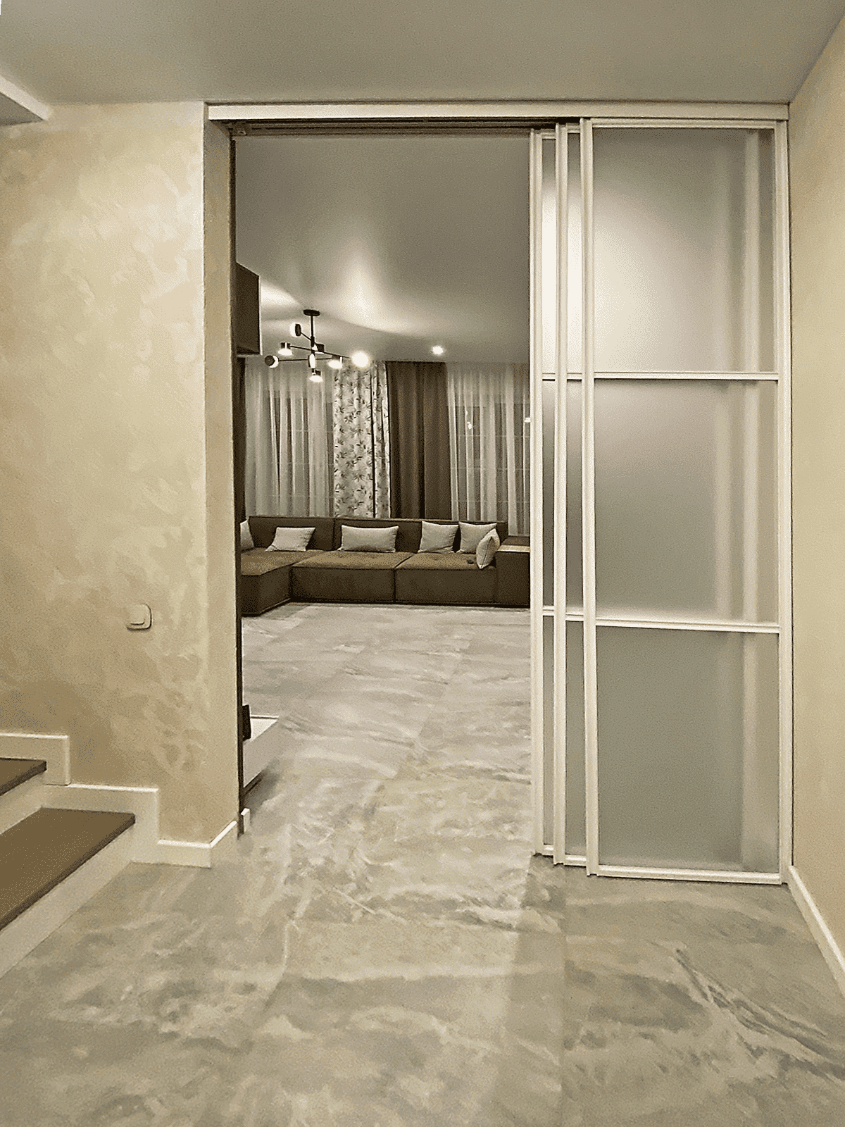 Стеклянные двери-купе для гардеробной в алюминиевом профиле