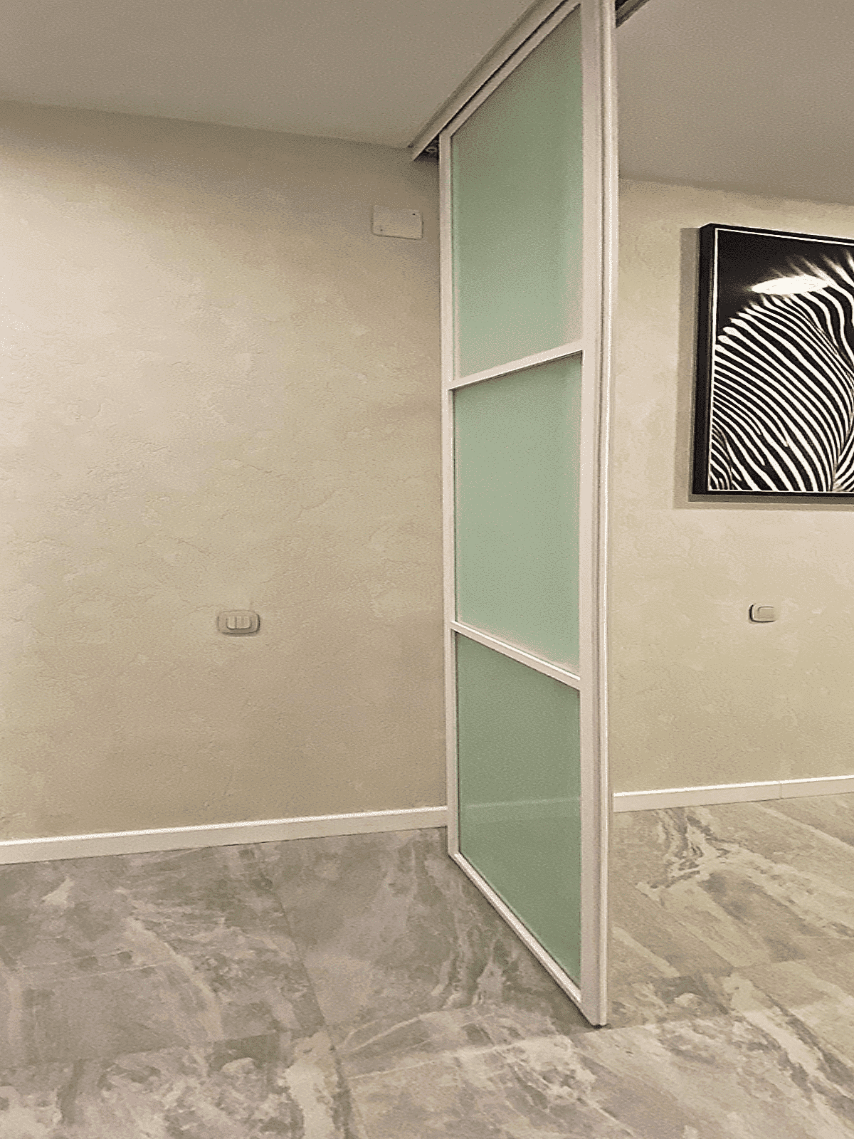 Раздвижные двери в гардеробную комнату со стеклянными фасадами