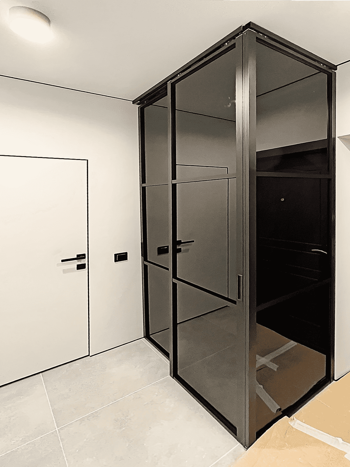 Двери-купе для гардеробной с черным алюминиевым профилем