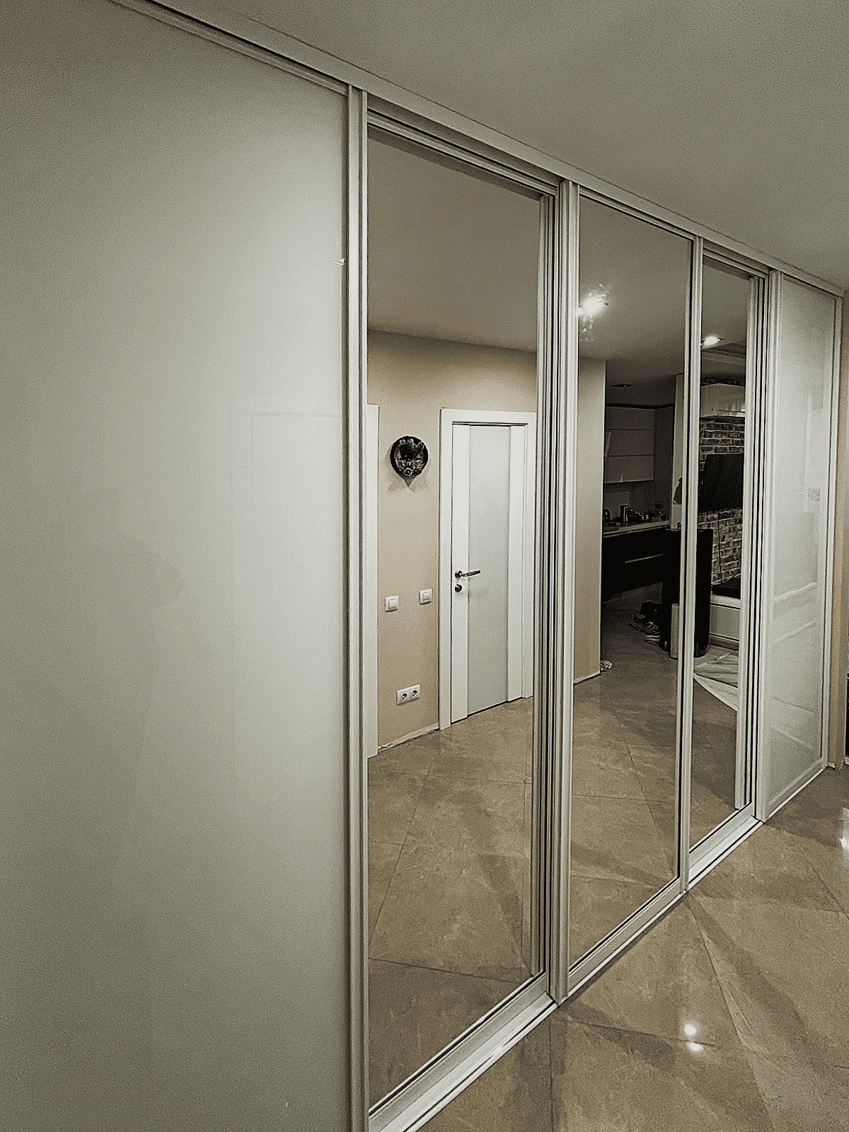 Стеклянные перегородки для гардеробной комнаты в спальне