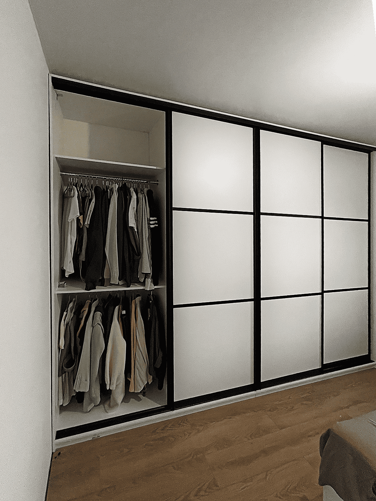 Подвесные двери-купе для гардеробной без нижней направляющей