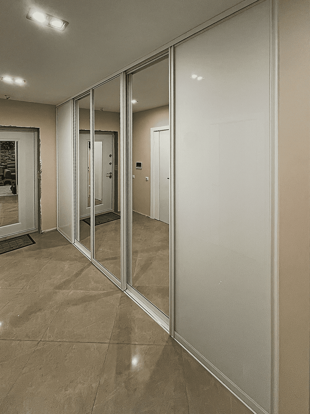 Раздвижные двери-купе для гардеробной из матового стекла