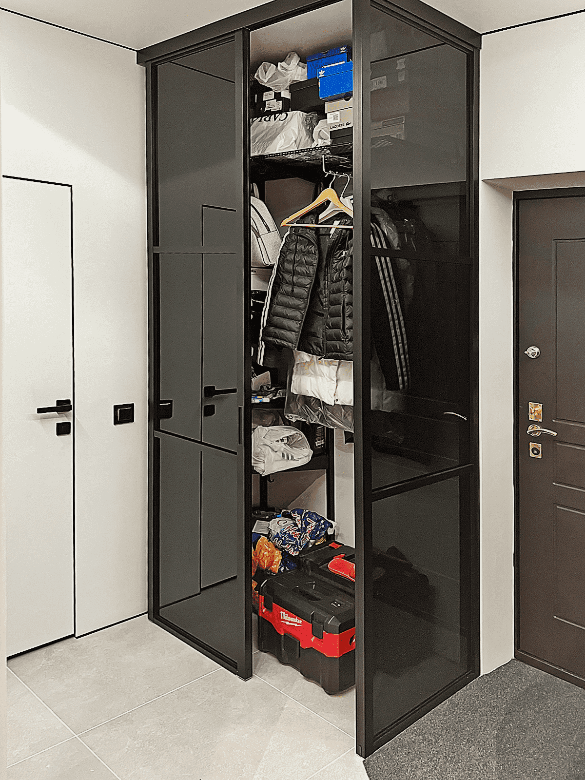 Стеклянные перегородки в гардеробную на заказ