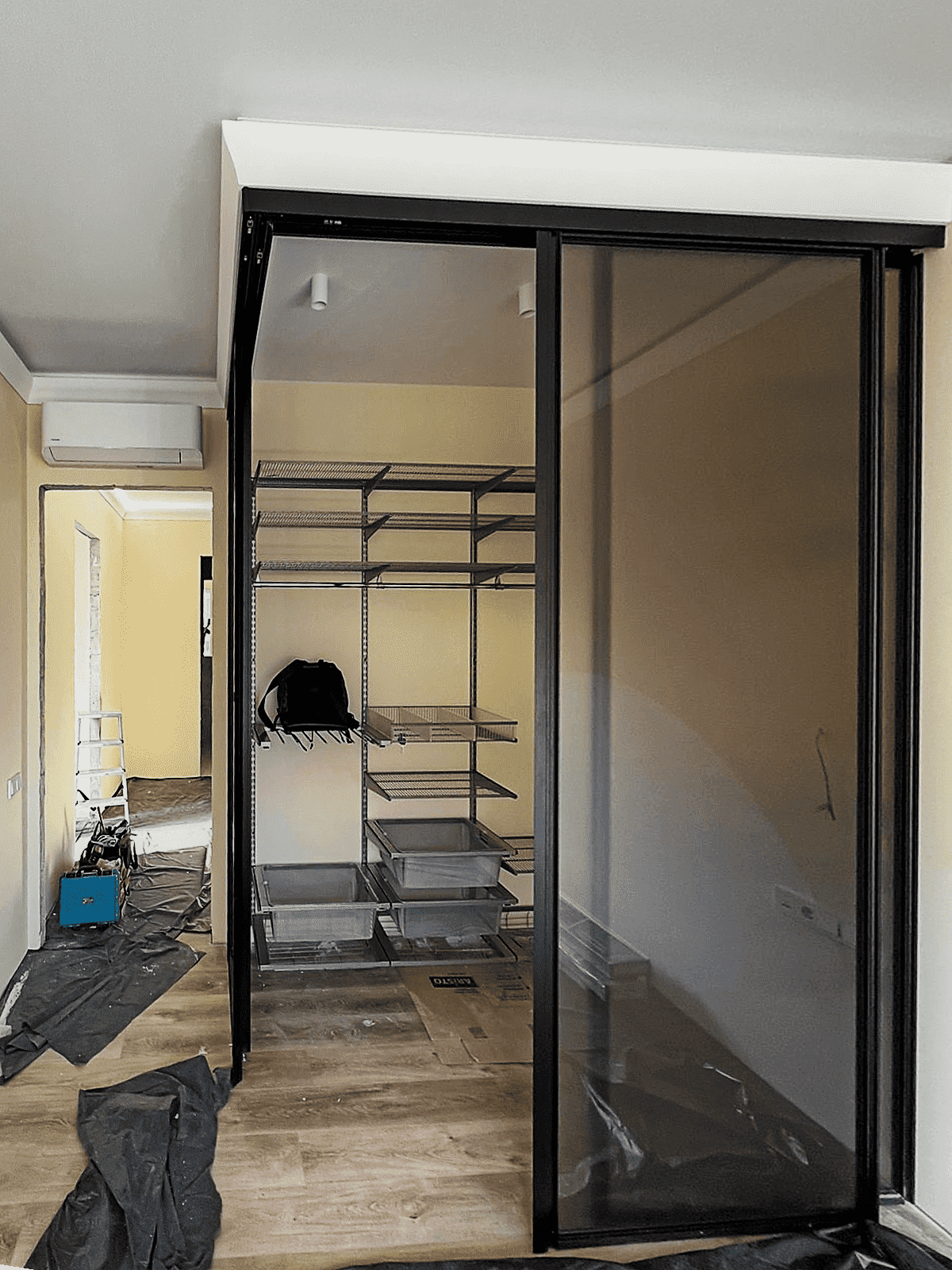 Подвесные двери-купе для гардеробной комнаты