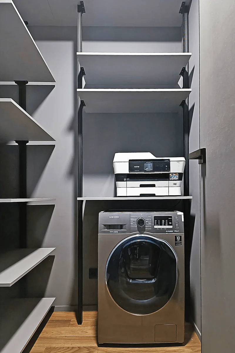 Гардеробная система VITRA для постирочной с алюминиевым профилем и индивидуальным дизайном