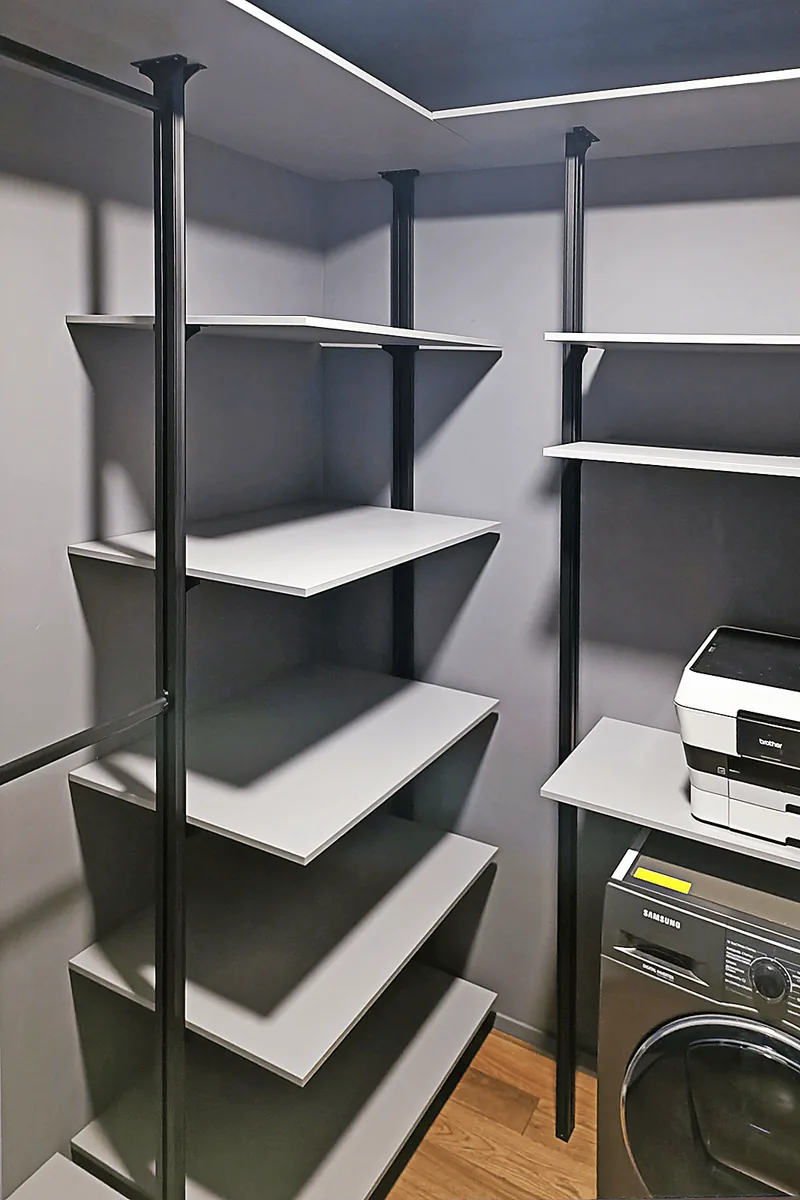 Гардеробная система VITRA для постирочной с алюминиевым профилем и индивидуальным дизайном