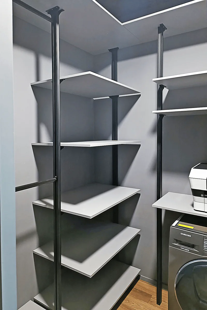 Гардеробная система VITRA для постирочной с алюминиевым профилем и индивидуальным дизайном