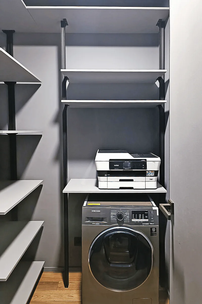 Гардеробная система VITRA для постирочной с алюминиевым профилем и индивидуальным дизайном