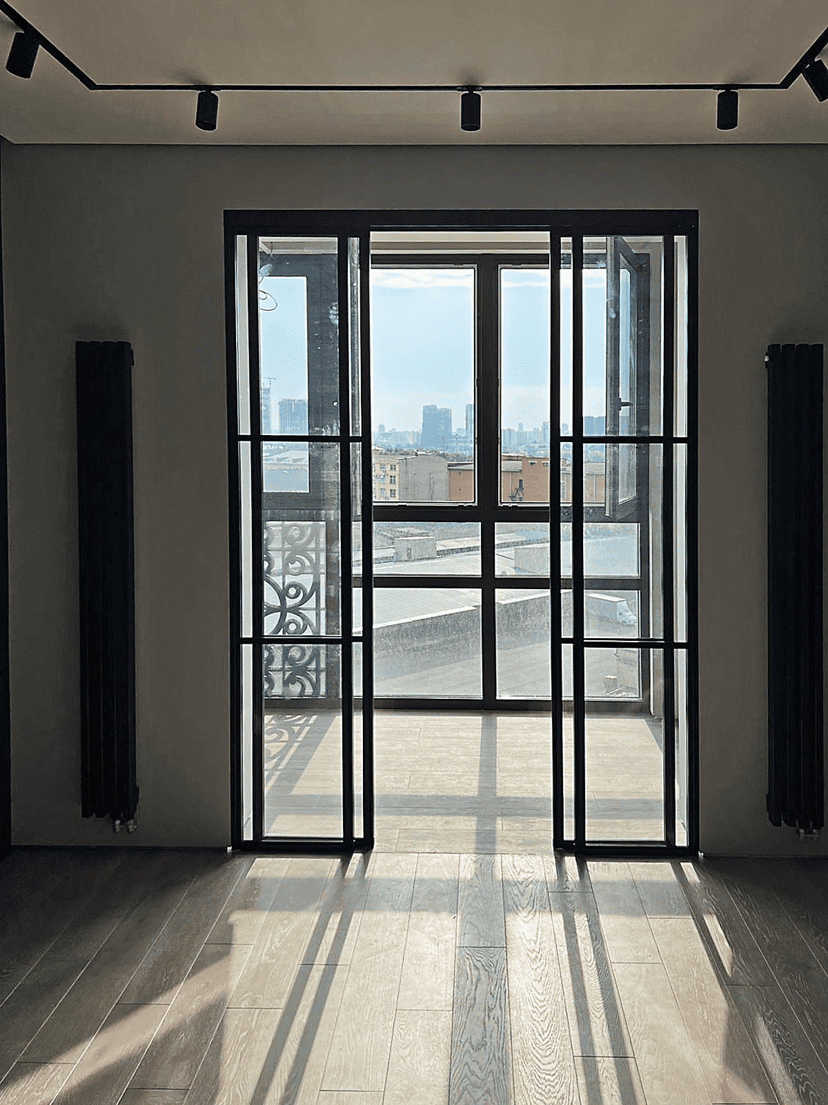 Перегородки для гардеробной из стекла и алюминия