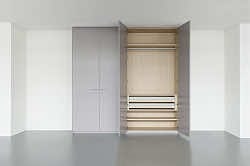 Яркий шкаф с распашными дверьми для стильного хранения одежды