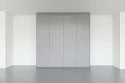 Яркий шкаф с распашными дверьми для стильного хранения одежды