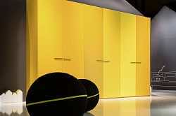 Встроенная система шкафов-купе для спальни с алюминиевым профилем и премиальными материалами