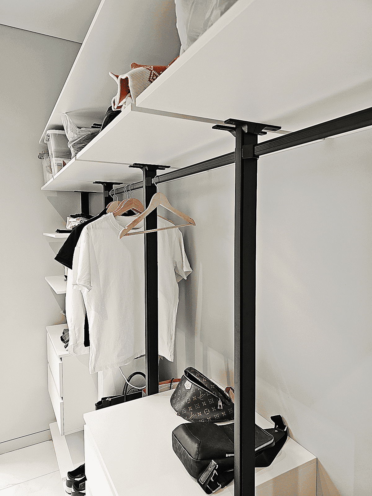 гардеробная система хранения Vitra Black с алюминиевыми профилями и LED подсветкой