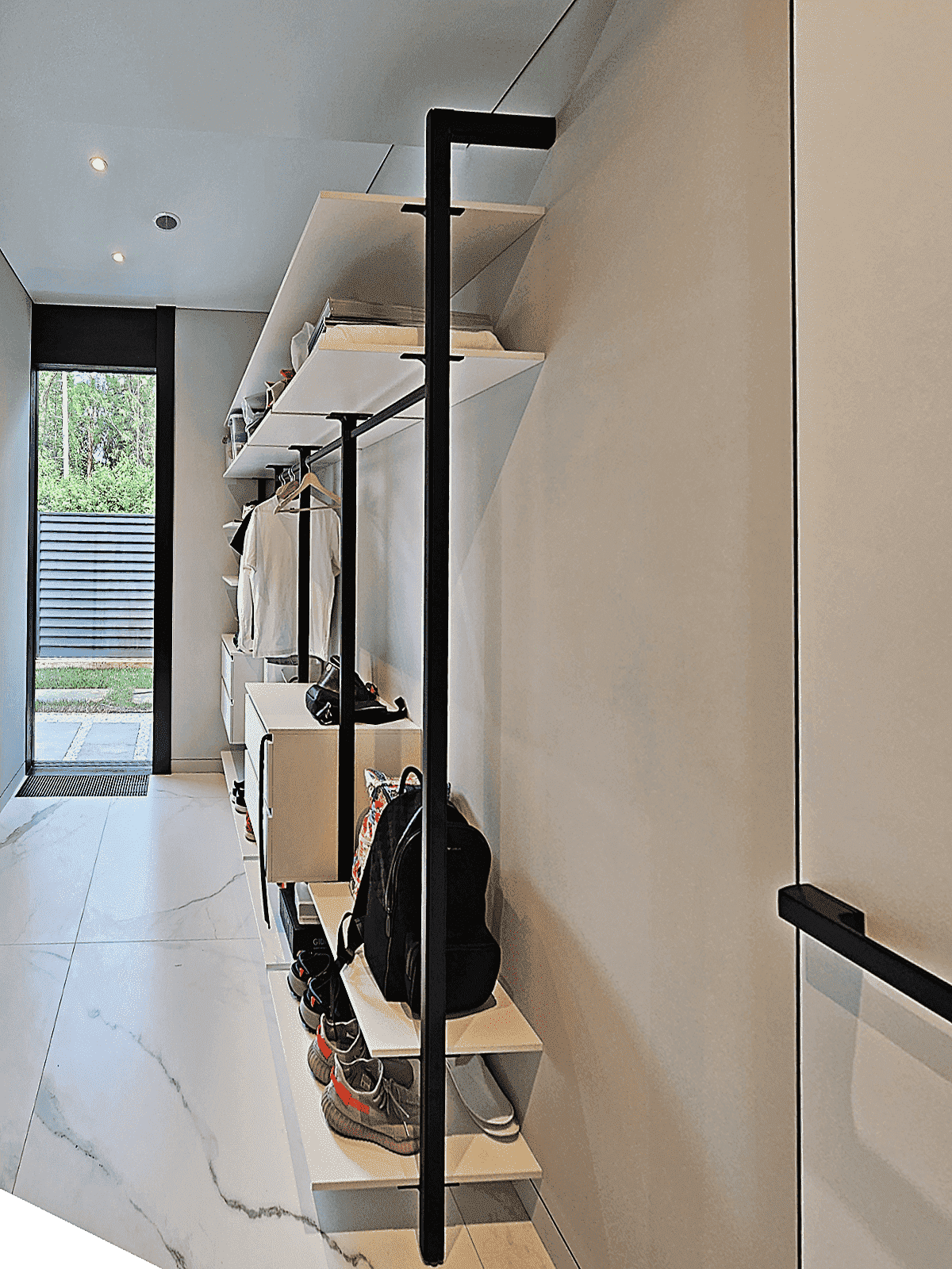 гардеробная система хранения Vitra Black с алюминиевыми профилями и LED подсветкой