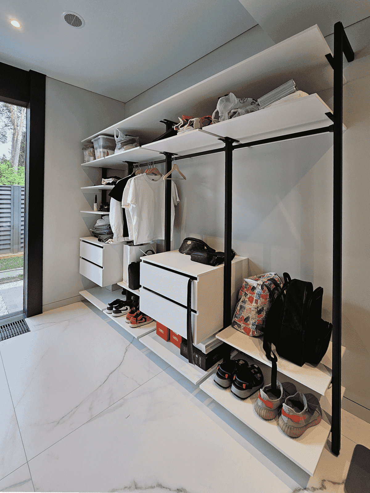 гардеробная система хранения Vitra Black с алюминиевыми профилями и LED подсветкой