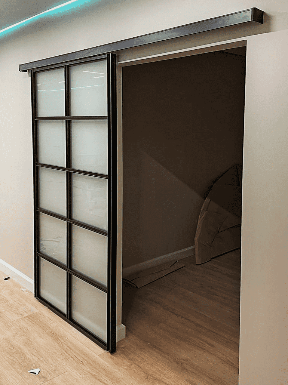 Перегородка для гардеробной комнаты из стекла