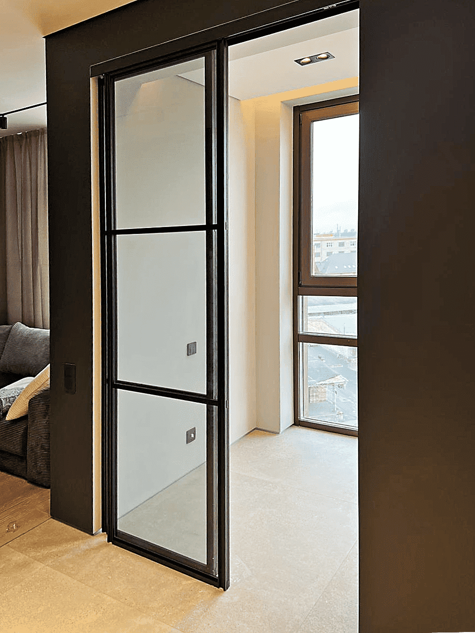 Раздвижные двери-купе для гардеробной ниши