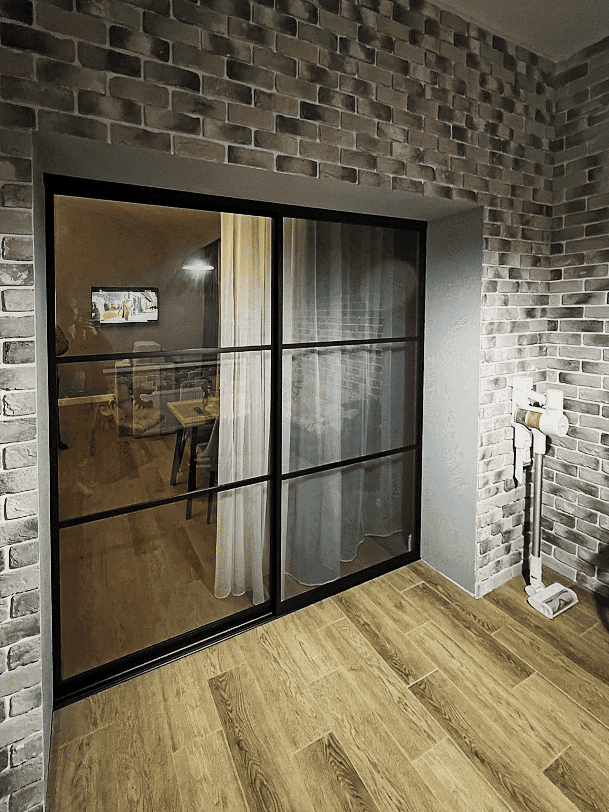 Раздвижные перегородки в гардеробную комнату